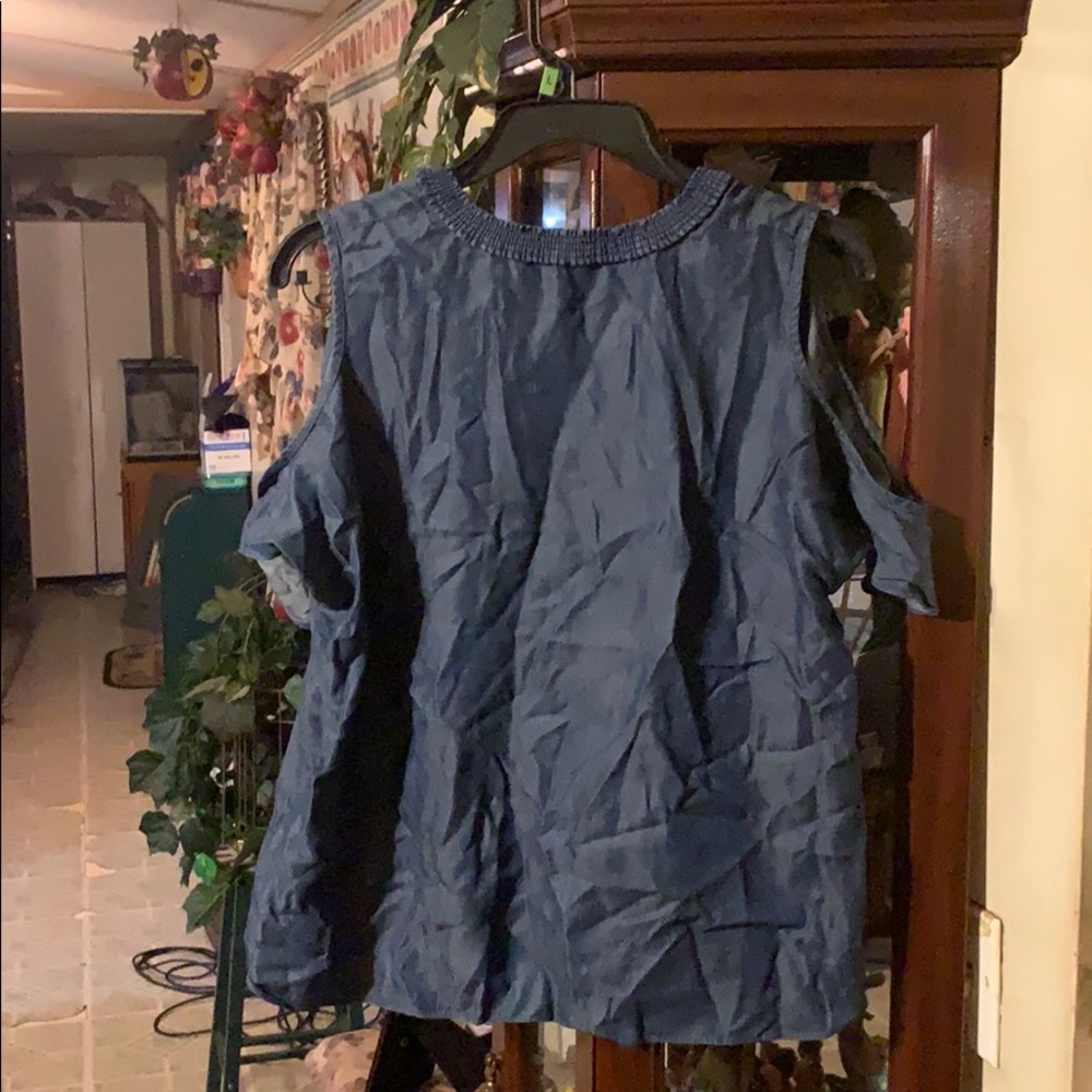Sz lg cold shoulder top by Kari
